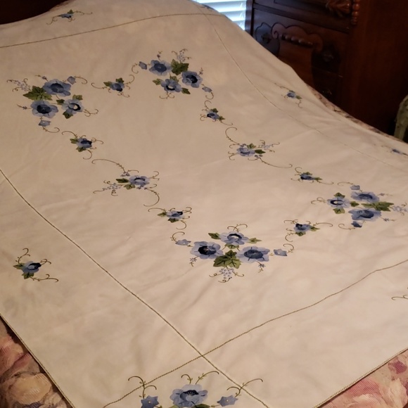 ♦️FINAL PRICE♦️Vintage Handmade Tablecloth Set - Picture 2 of 8